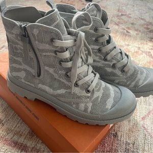 “ROCKET DOG”  Grey Camo Boots